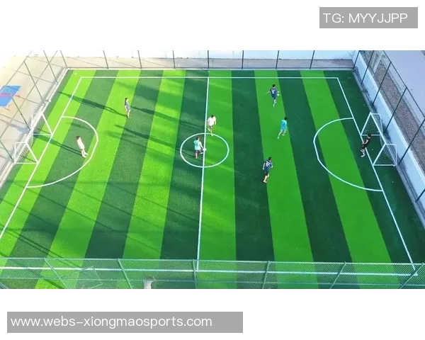 朝阳公园足球热潮兴起北京市民共享绿色运动乐趣与健康生活方式